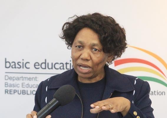 Skole heropen beslis van 1 Junie af – Motshekga