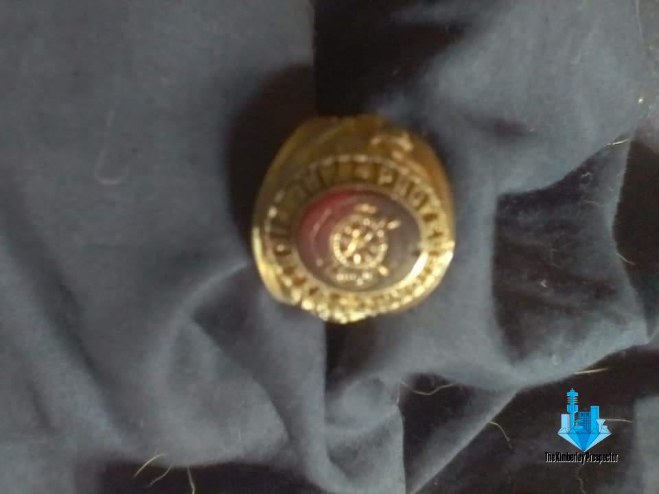 Inwoner grawe interessante ring in tuin op