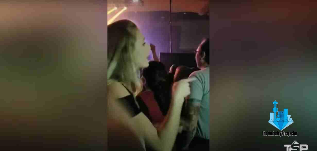 Vrou vertaal klub-musiek aan dowe persoon en ander oomblikke van liefdadigheid Vrou vertaal klub-musiek aan dowe persoon en ander oomblikke van liefdadigheid