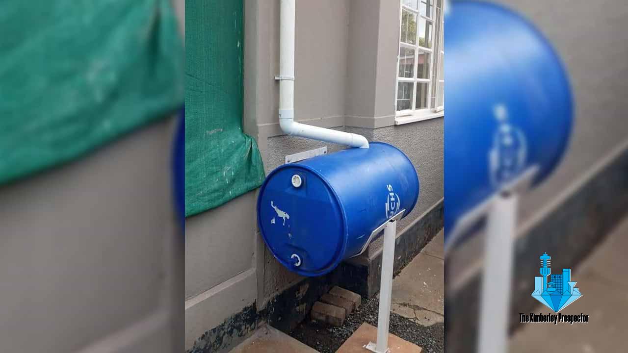 Slim vang sy reën in ’n drom vir later se gebruik