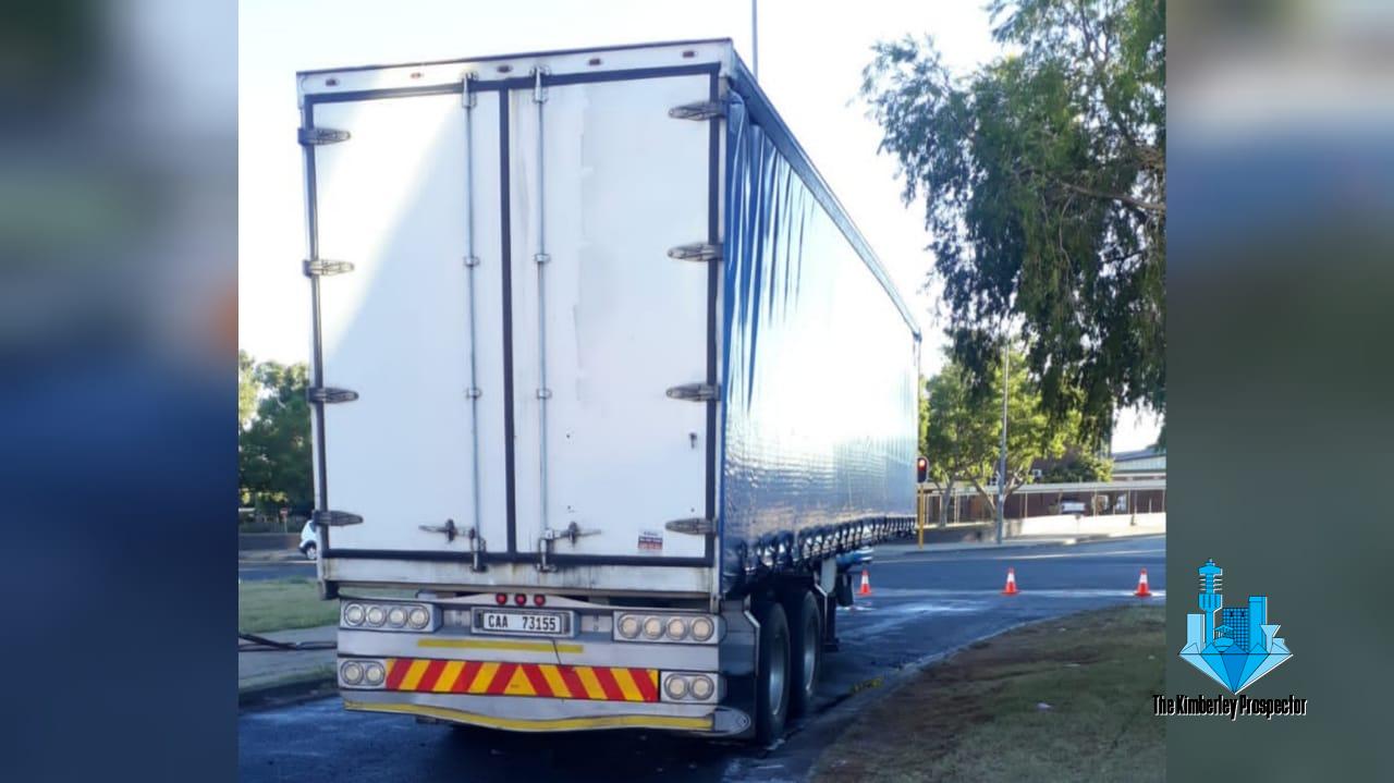 #TrafficAlert: Accident in Bultfontein Road as truck’s tyres explode