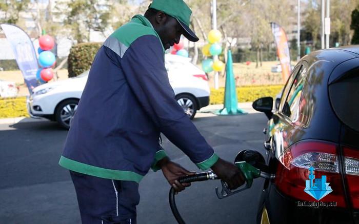 Stewige petrolprys verhoging om middernag vanaand
