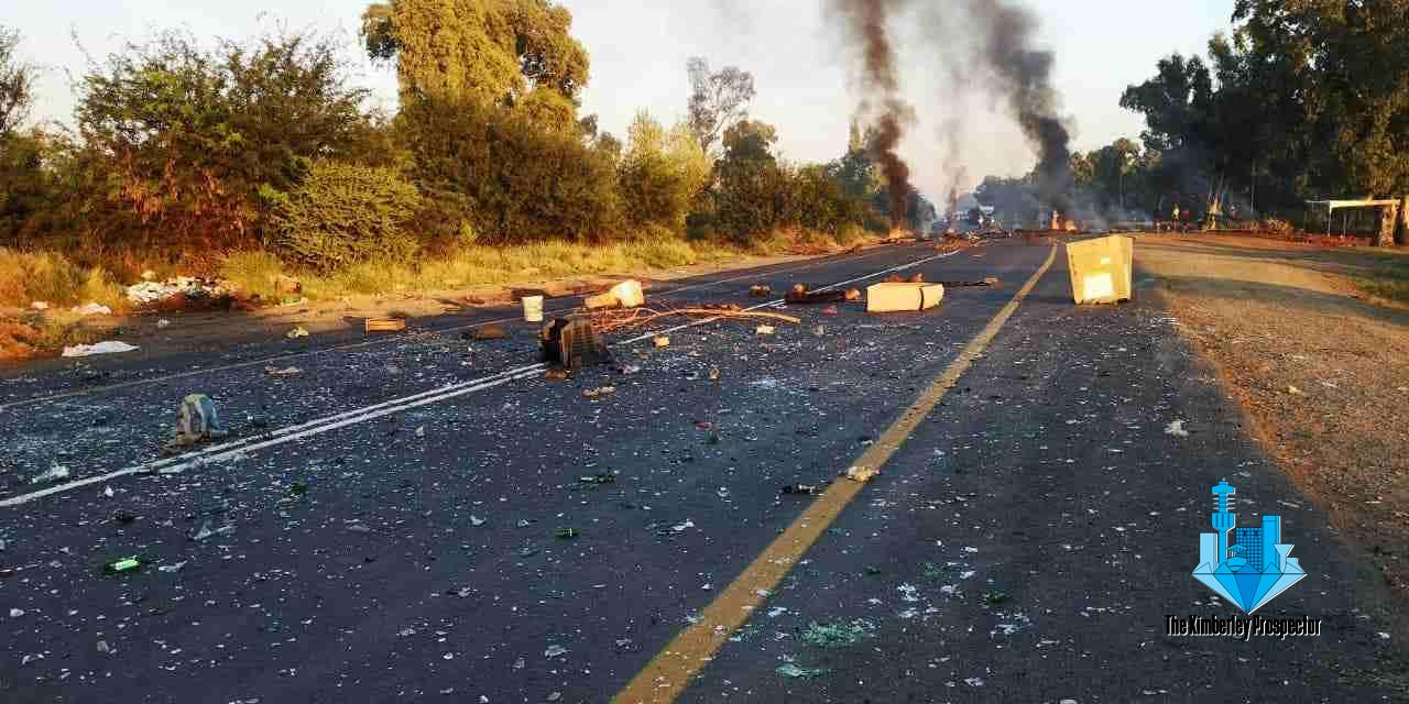 Protestors shut down R31 outside Kimberley Protestors shut down R31 outside Kimberley
