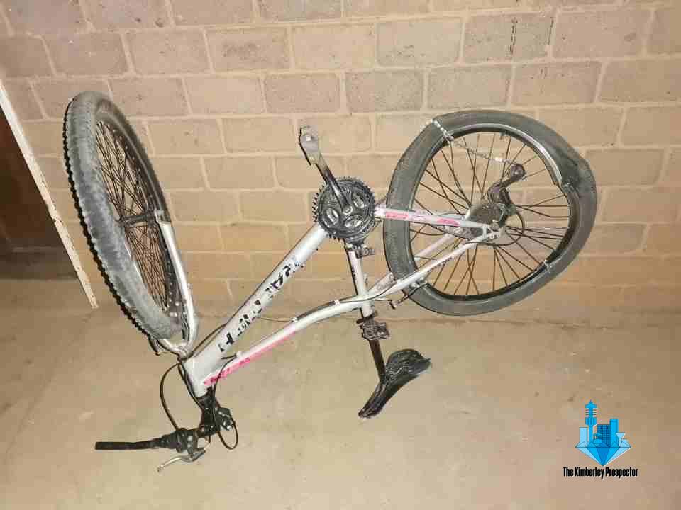 Kimberley-fietsryer beseer in tref-en-trap