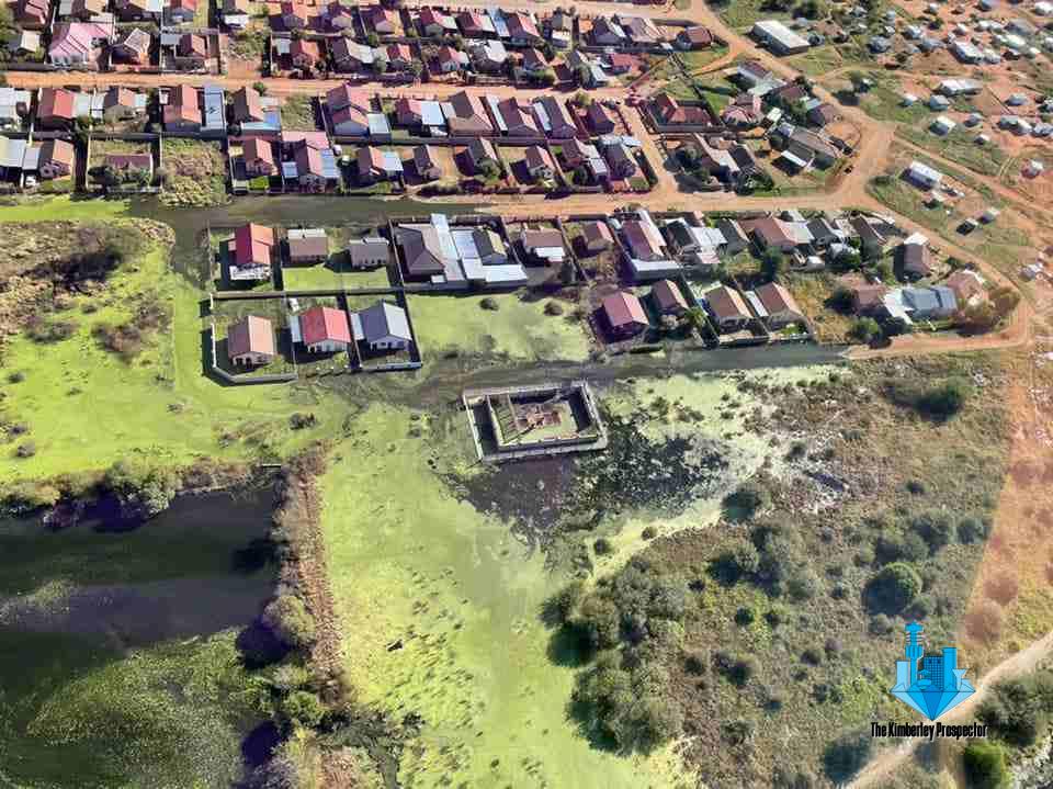 Kyk hoe “suffer” inwoners van Roodepan in “rioolwater” Kyk hoe “suffer” inwoners van Roodepan in “rioolwater”