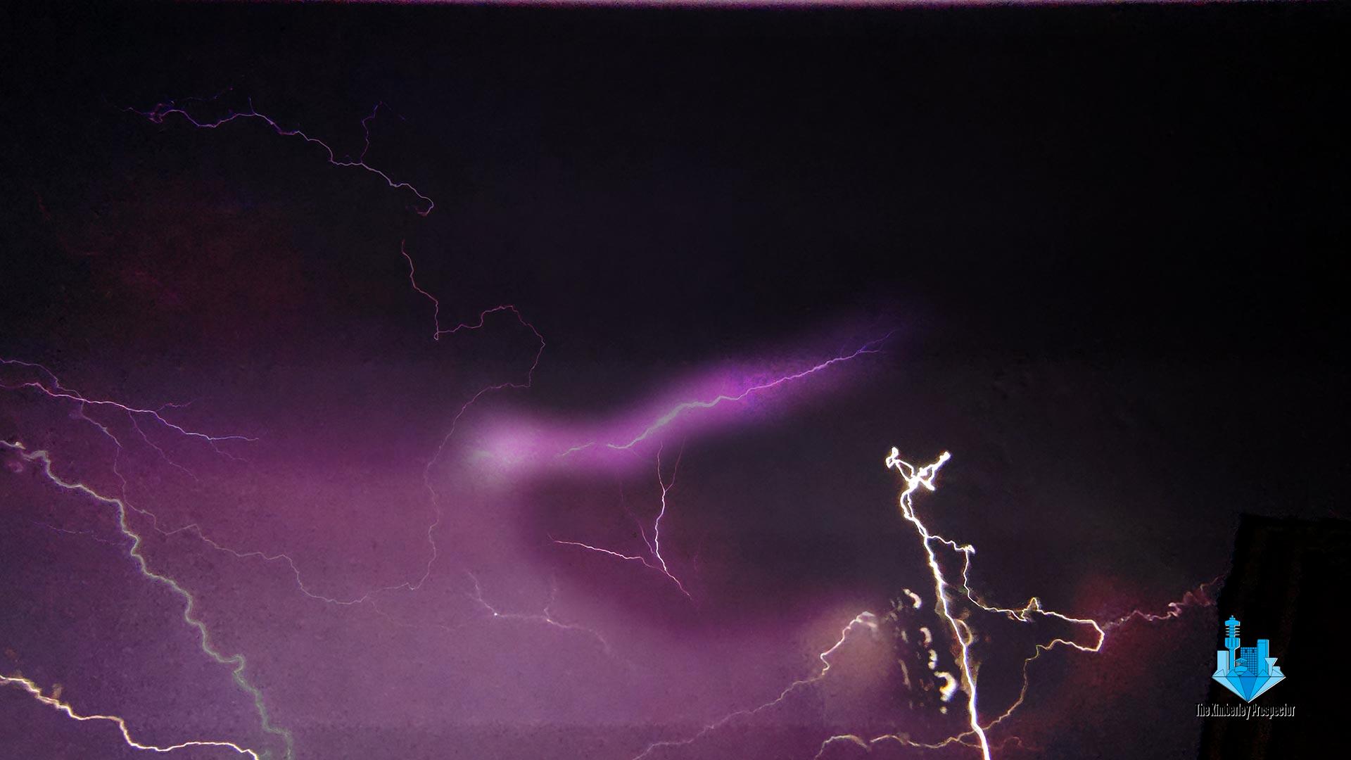 WATCH: 16 Lightning Flashes Per Minute, Severe Weather Send Pets and Shoppers Running for Cover in Kimberley!